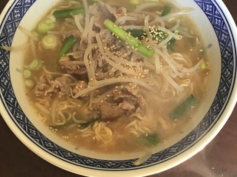 豚コマ切れとニラとモヤシの醤油ラーメン。